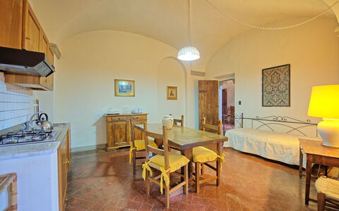 Montegufoni: Zimmer, Eigentum, Gebäude, Gelb, Interior Design, Möbel, Grundeigentum, Haus, Fussboden, Tabelle