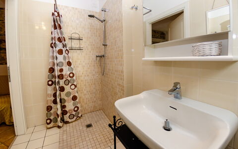 La Piccola Margherita: Badezimmer, Eigentum, Zimmer, Fliese, Zapfhahn, Interior Design, Wand, Armatur, Grundeigentum, Haus