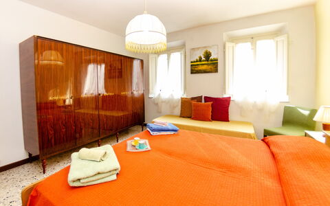 La Piccola Margherita: Zimmer, Schlafzimmer, Möbel, Eigentum, Bett, Interior Design, Orange, Bettdecke, Suite, Gebäude