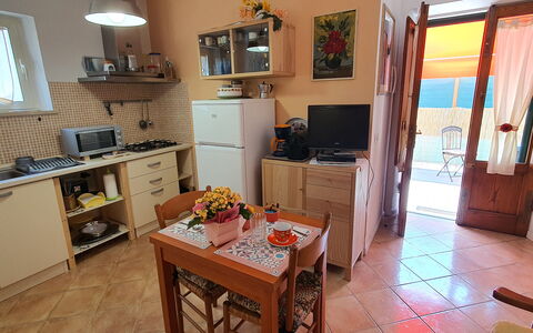 La Piccola Margherita: Zimmer, Eigentum, Möbel, Gebäude, Fussboden, Küche, Countertop, Interior Design, Haus, Tabelle
