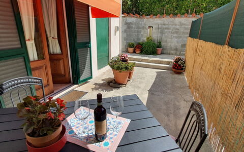 La Piccola Margherita: Eigentum, Haus, Zimmer, Hinterhof, Gebäude, Terrasse, Zuhause, Grundeigentum, Blumentopf, Garten