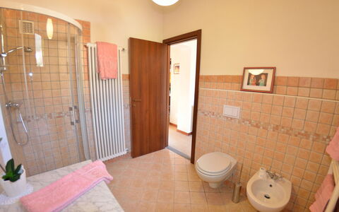 Alla Piazzetta Proprietà: Badezimmer, Zimmer, Eigentum, Haus, Interior Design, Gebäude, Grundeigentum, Armatur, Fliese, Fussboden