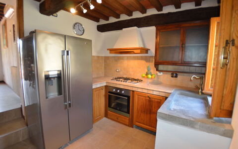 Alla Piazzetta: Zimmer, Eigentum, Countertop, Küche, Möbel, Cabinetry, Gebäude, Haus, Herd, Fussboden