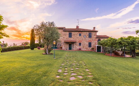 Villa Roncovisi: Eigentum, Himmel, Estate, Haus, Zuhause, Gebäude, Gras, Villa, Grundeigentum, Die Architektur