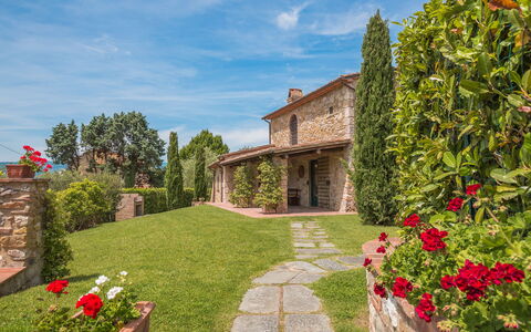 Villa Dell'angelo: Eigentum, Haus, Zuhause, Garten, Gebäude, Grundeigentum, Estate, Hütte, Baum, Frühling