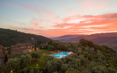 Villa Dell'angelo: Himmel, Natur, Bergstation, Morgen, Hügel, Sonnenuntergang, Wolke, Landschaft, Horizont, Abend