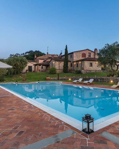 Villa Dell'angelo: Schwimmbad, Eigentum, Resort, Grundeigentum, Urlaub, Gebäude, Freizeit, Haus, Wohngebiet, Baum