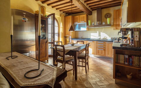 Appartamento Il Nido Di Giulia: Zimmer, Gebäude, Eigentum, Interior Design, Möbel, Grundeigentum, Haus, Fussboden, Decke, Tabelle