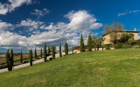 Appartamento Il Nido Di Giulia: Himmel, Natur, Wolke, Natürliche Landschaft, Gras, Daytime, Grün, Baum, Wiese, Eigentum