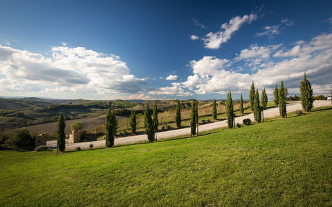 Appartamento Il Nido Di Giulia: Himmel, Natur, Grün, Wolke, Natürliche Landschaft, Gras, Wiese, Daytime, Baum, Natürlichen Umgebung