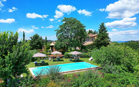 Villa Sonia: Natürliche Landschaft, Himmel, Grün, Eigentum, Grundeigentum, Baum, Haus, Wolke, Botanik, Schwimmbad