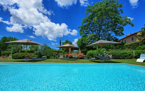 Villa Sonia: Schwimmbad, Eigentum, Resort, Grundeigentum, Estate, Natürliche Landschaft, Haus, Himmel, Zuhause, Gebäude