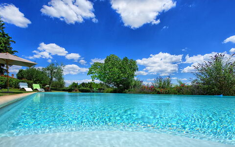 Villa Sonia: Schwimmbad, Wasser, Himmel, Natur, Blau, Eigentum, Daytime, Natürliche Landschaft, Urlaub, Resort