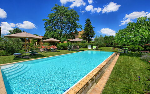 Villa Sonia: Schwimmbad, Eigentum, Grundeigentum, Estate, Haus, Gras, Freizeit, Gebäude, Zuhause, Villa