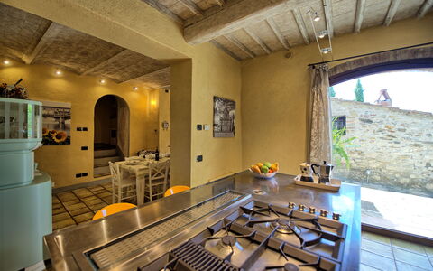Villa Sonia: Tabelle, Interior Design, Beleuchtung, Holz, Grundeigentum, Decke, Küchengerät, Küche, Wohnzimmer, Gebäude