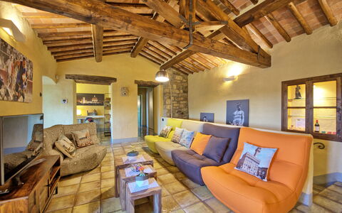 Villa Sonia: Bilderrahmen, Couch, Eigentum, Möbel, Tabelle, Wohnzimmer, Holz, Studio Couch, Interior Design, Fussboden