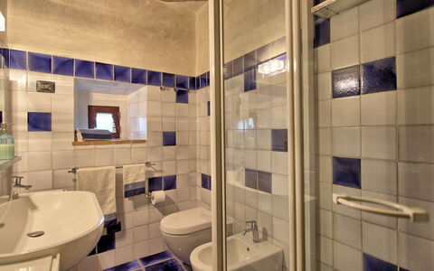 Villa Sonia: Spiegel, Zapfhahn, Armatur, Sinken, Badezimmer, Lila, Bad Sink, Interior Design, Fussboden, Wand