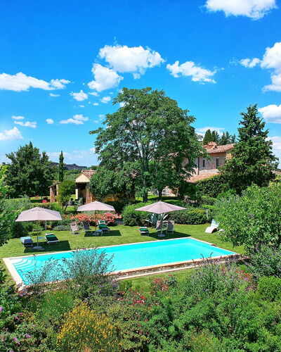 Villa Sonia: Natürliche Landschaft, Himmel, Grün, Eigentum, Grundeigentum, Baum, Haus, Wolke, Botanik, Schwimmbad