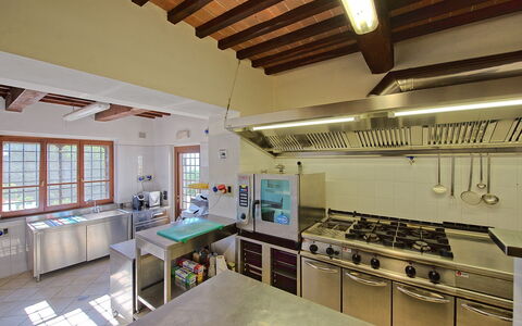 Villa Umbra: Eigentum, Zimmer, Gebäude, Decke, Interior Design, Haus, Möbel, Grundeigentum, Küche, Die Architektur