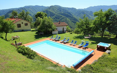 Marradi 800: Himmel, Pflanze, Gebäude, Eigentum, Schwimmbad, Berg, Baum, Natur, Haus, Rechteck