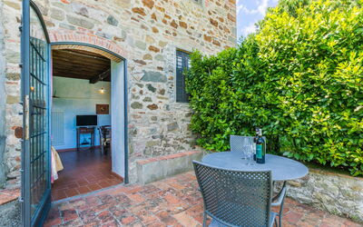 Greve in Chianti 600: Wand, Backstein, Mauerwerk, Zimmerpflanze, Gartenmöbel, Schwimmbad, Flagstone, Blumentopf, Hinterhof, Tisch Im Freien