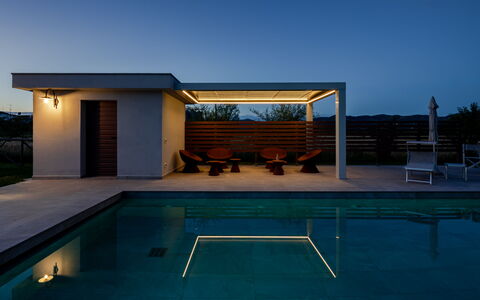 Incanto Toscano: Schwimmbad, Verbundwerkstoff, Schatten, Resort, Gartenmöbel, Design, Dämmerung, Outdoor Struktur, Holzbeize, Hartholz