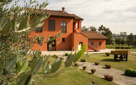 Incanto Toscano: Pflanze, Himmel, Gebäude, Eigentum, Fenster, Wolke, Haus, Baum, Die Architektur, Grundstueck