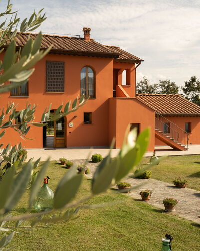 Incanto Toscano: Pflanze, Himmel, Gebäude, Eigentum, Fenster, Wolke, Haus, Baum, Die Architektur, Grundstueck