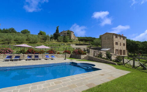 Poggio del Fabbro: Gartenmöbel, Schwimmbad, Estate, Resort, Freizeit, Landscaping, Villa, Eco Hotel, Hazienda, Flagstone