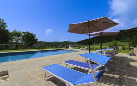 Poggio del Fabbro: Gartenmöbel, Schwimmbad, Freizeit, Sonnenliege, Resort, Schatten, Tisch Im Freien, Eco Hotel, Regenschirm, Landscaping