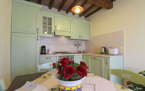 Poggio del Fabbro: Interior Design, Möbel, Flooring, Decke, Küche, Zimmer, Küchengerät, Fussboden, Cabinetry, Countertop