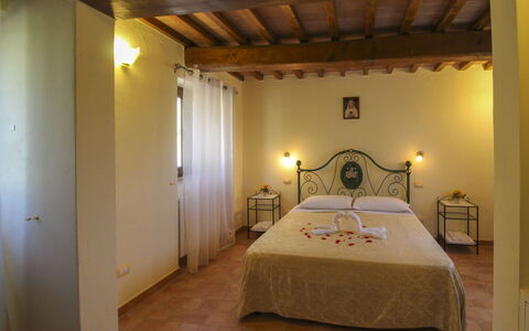Poggio del Fabbro: Möbel, Interior Design, Decke, Flooring, Fussboden, Beleuchtung, Schlafzimmer, Zimmer, Light Fixture, Bett