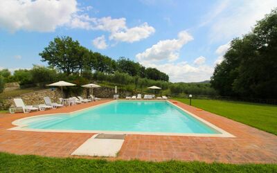 Podere Le Fornaci: Schwimmbad, Eigentum, Gras, Estate, Freizeit, Grundeigentum, Rasen, Hinterhof, Haus, Wohngebiet