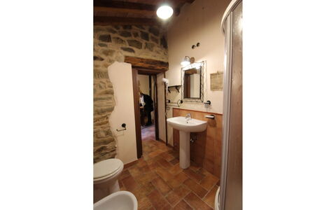 Agriturismo le Calle: Eigentum, Zimmer, Gebäude, Badezimmer, Haus, Grundeigentum, Interior Design, Fussboden, Decke, Die Architektur
