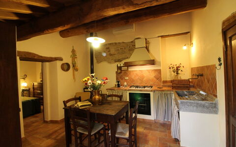 Agriturismo le Calle: Zimmer, Eigentum, Countertop, Gebäude, Möbel, Küche, Interior Design, Fussboden, Haus, Strahl