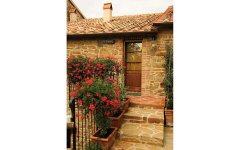 Agriturismo le Calle: Blume, Pflanze, Gebäude, Fenster, Holz, Rechteck, Blumentopf, Blütenblatt, Backstein, Tönungen Und Schatten