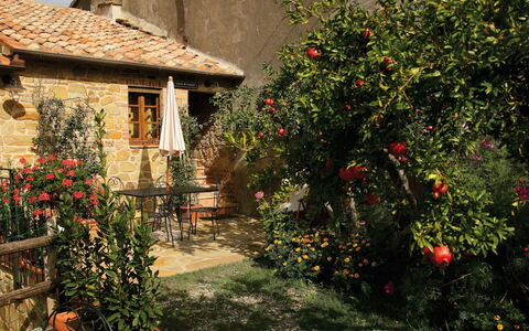 Agriturismo le Calle: Blume, Pflanze, Gebäude, Fenster, Blatt, Vegetation, Haus, Biome, Hütte, Landschaft