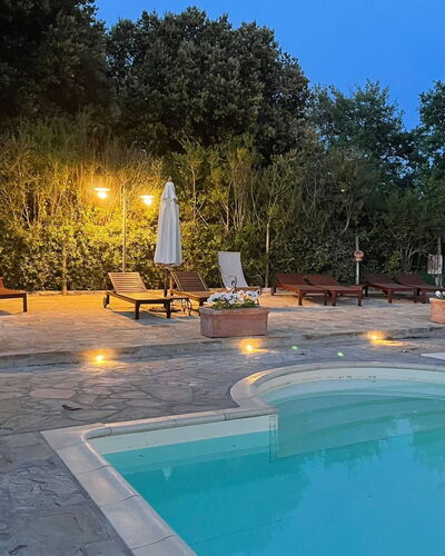Agriturismo le Calle: Wasser, Pflanze, Eigentum, Schwimmbad, Baum, Himmel, Gartenmöbel, Stuhl, Freizeit, Grundeigentum