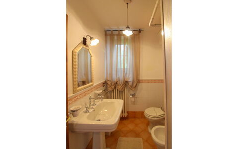 Borgo di Usciano: Wand, Armatur, Bad Sink, Interior Design, Flooring, Badezimmer, Sinken, Zapfhahn, Fussboden, Beleuchtung