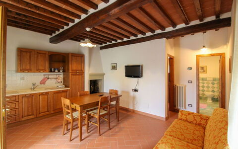 Borgo di Usciano: Flooring, Interior Design, Holz, Decke, Möbel, Fussboden, Zimmer, Countertop, Cabinetry, Küche