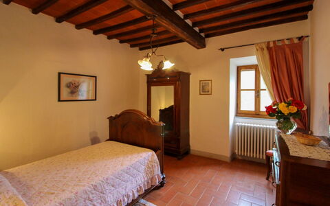 Borgo di Usciano: Möbel, Wand, Interior Design, Holz, Schlafzimmer, Flooring, Bett, Fussboden, Decke, Bettdecke