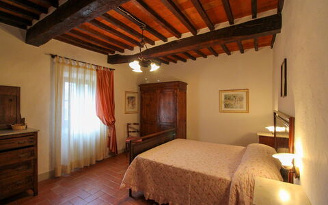 Borgo di Usciano: Möbel, Wand, Interior Design, Schlafzimmer, Holz, Bett, Flooring, Decke, Fussboden, Zimmer