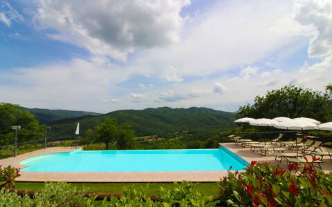 Borgo di Usciano: Wolke, Wasser, Himmel, Pflanze, Schwimmbad, Gebäude, Blau, Azurblau, Baum, Natürliche Landschaft
