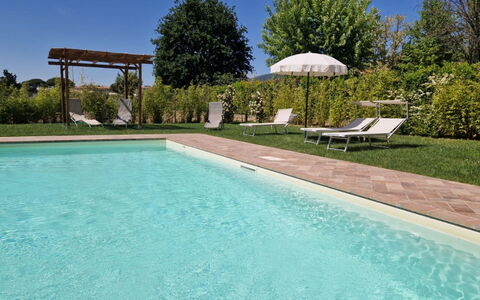 Podere i Gigli: Wasser, Pflanze, Himmel, Eigentum, Schwimmbad, Azurblau, Baum, Schatten, Rechteck, Gartenmöbel