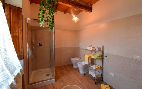 Podere i Gigli: Zimmer, Eigentum, Badezimmer, Gebäude, Fussboden, Haus, Grundeigentum, Interior Design, Fliese, Hartholz
