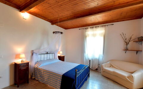 Podere i Gigli: Bett, Schlafzimmer, Zimmer, Möbel, Eigentum, Bettdecke, Gebäude, Decke, Interior Design, Suite