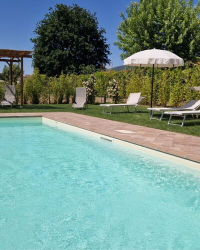 Podere i Gigli: Wasser, Pflanze, Himmel, Eigentum, Schwimmbad, Azurblau, Baum, Schatten, Rechteck, Gartenmöbel