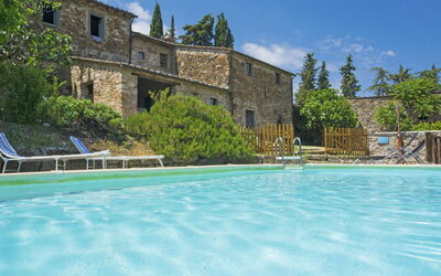 Radda in Chianti 850: Wasser, Himmel, Pflanze, Wolke, Gebäude, Eigentum, Fenster, Baum, Schwimmbad, Haus