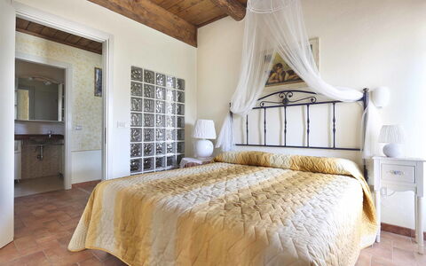 La Castagnara: Schlafzimmer, Möbel, Bett, Zimmer, Bettdecke, Eigentum, Bettrahmen, Interior Design, Bedding, Decke