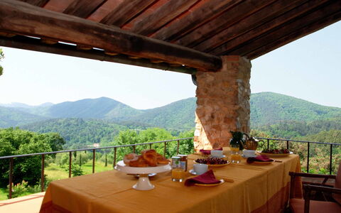 Compignano Barn: Eigentum, Zimmer, Haus, Resort, Urlaub, Gebäude, Baum, Berg, Landschaft, Ländliches Gebiet